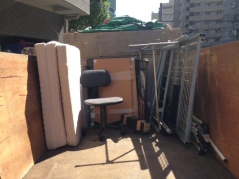 ベッドマットや椅子、パイプなどの回収