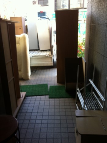 東京都荒川区の不用品回収時に荷物をエントランスまで降ろした所（大物）
