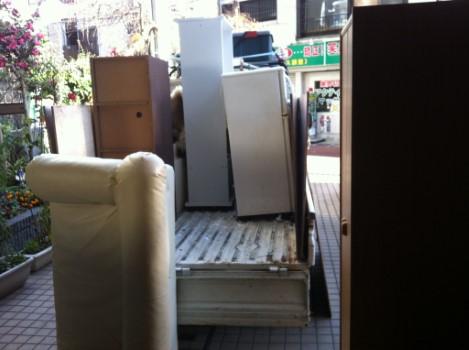 東京都荒川区の不用品回収時に冷蔵庫、ソファーなどをマンションのエントランスに降ろす