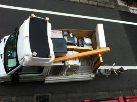 東京都新宿区でお引っ越し時の家電や家具の不用品回収　積み込み中