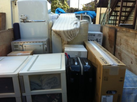 東京都中野区でトラックに不用品とお引越しの荷物を積んだところ 