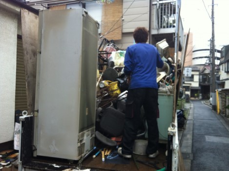 東京都足立区での遺品整理作業でのトラック積み込み中