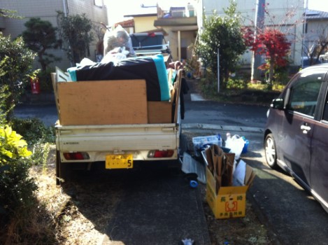 神奈川県小田原市の不用品回収で軽トラに積むところ