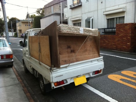 東京都新宿区でのベッドマットや玄関ドアの不用品回収
