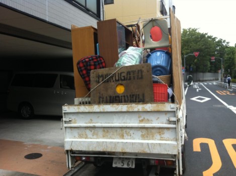 東京都江東区でトラック満載の不用品回収を後ろから