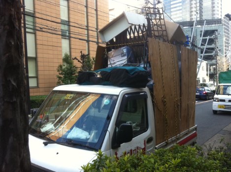 渋谷区での不用品回収作業で軽トラ特盛状態